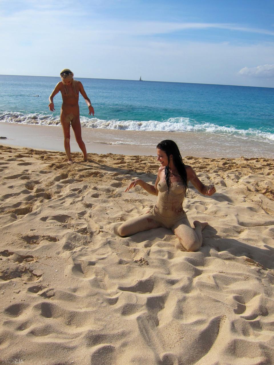20P La lesbiana rubia Bibi Noel y sus novias cachondas se divierten desnudas en la playa