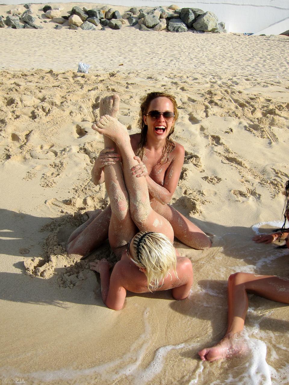 20P La lesbiana rubia Bibi Noel y sus novias cachondas se divierten desnudas en la playa