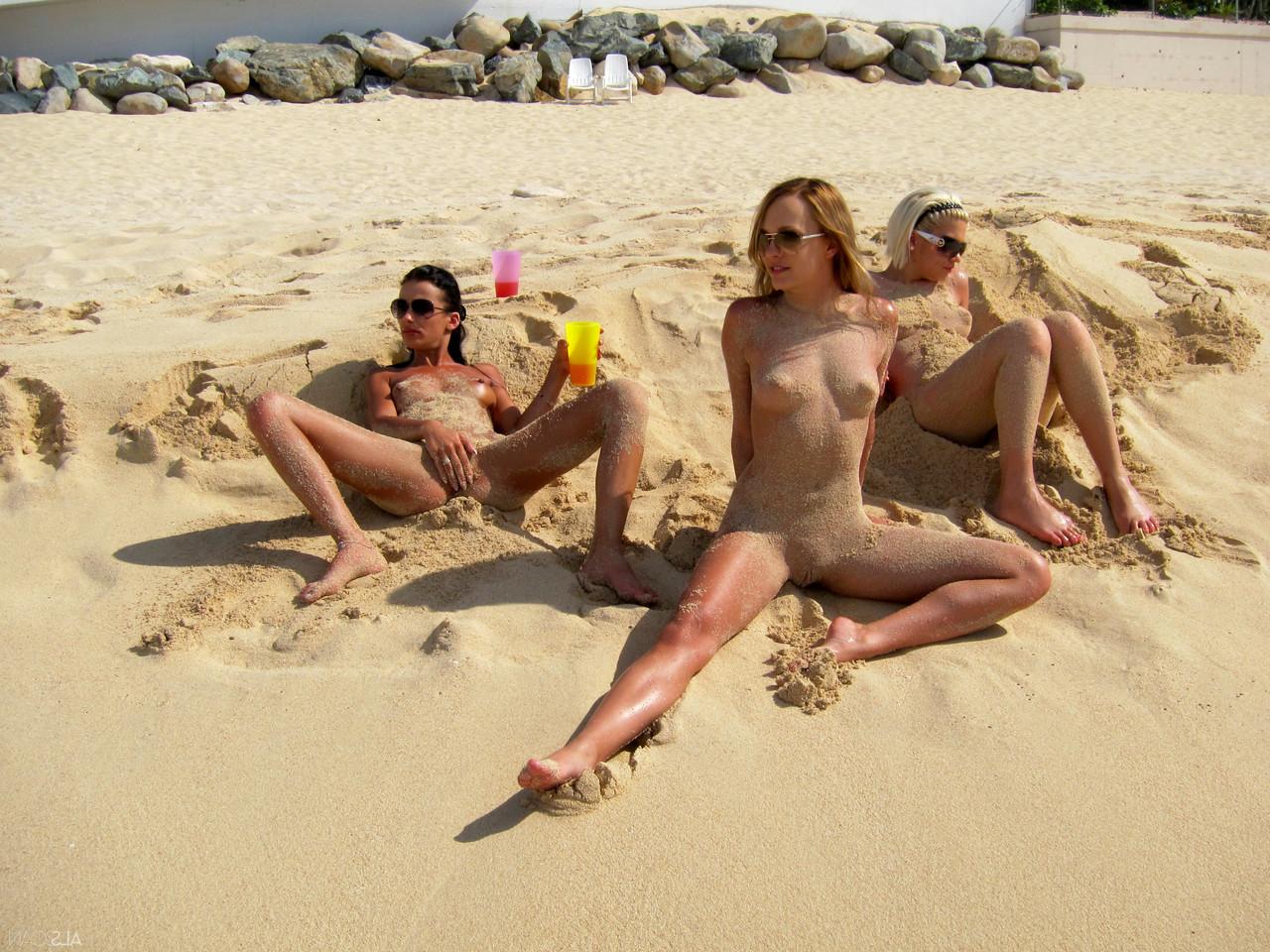20P La lesbiana rubia Bibi Noel y sus novias cachondas se divierten desnudas en la playa