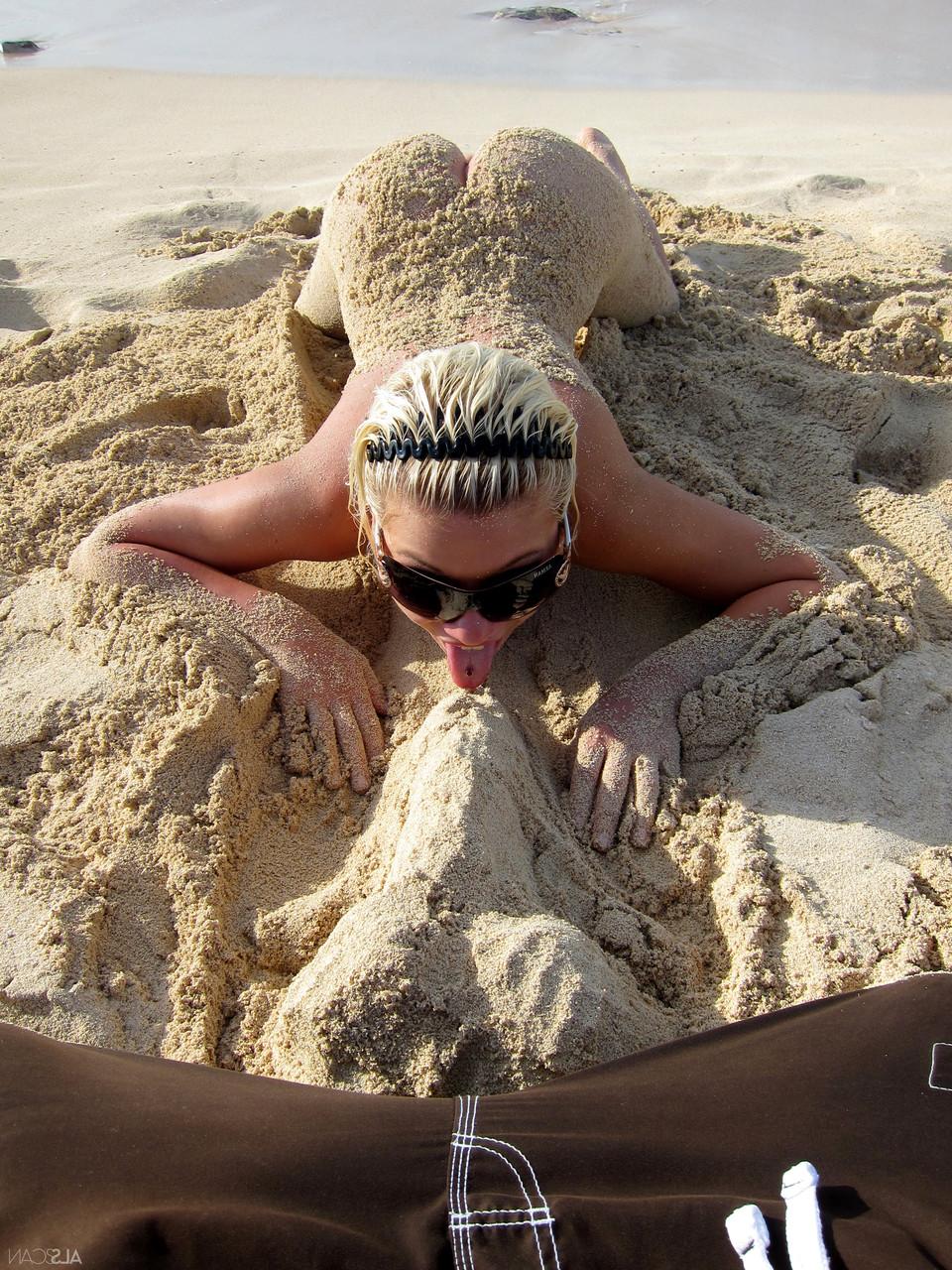 20P La lesbiana rubia Bibi Noel y sus novias cachondas se divierten desnudas en la playa
