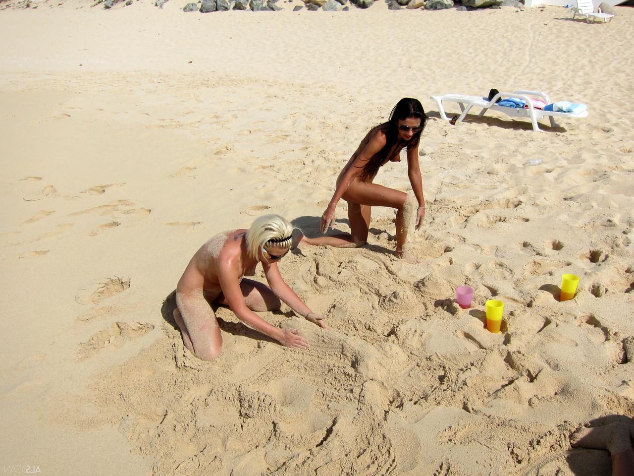20P La lesbiana rubia Bibi Noel y sus novias cachondas se divierten desnudas en la playa