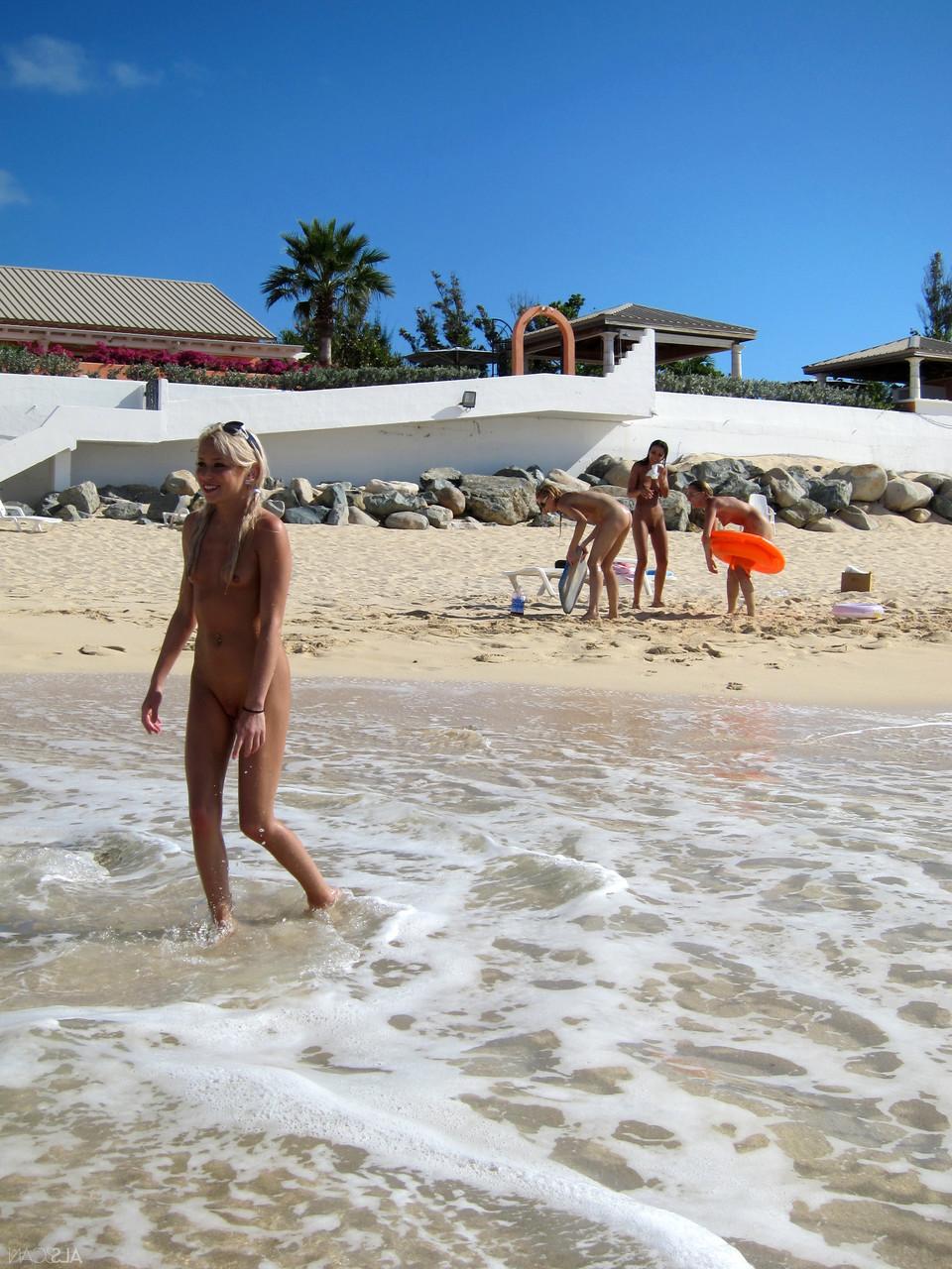 20P La lesbiana rubia Bibi Noel y sus novias cachondas se divierten desnudas en la playa