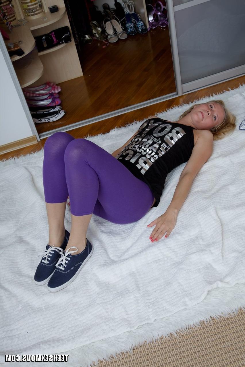 20P La blonde maigre Hailey se déshabille et suce une bite avant un rapport sexuel torride.