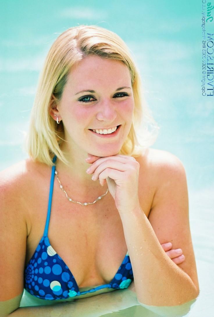 20P Die freche Blondine Julie zeigt am Pool ihren großen Arsch und ihre kleinen Titten