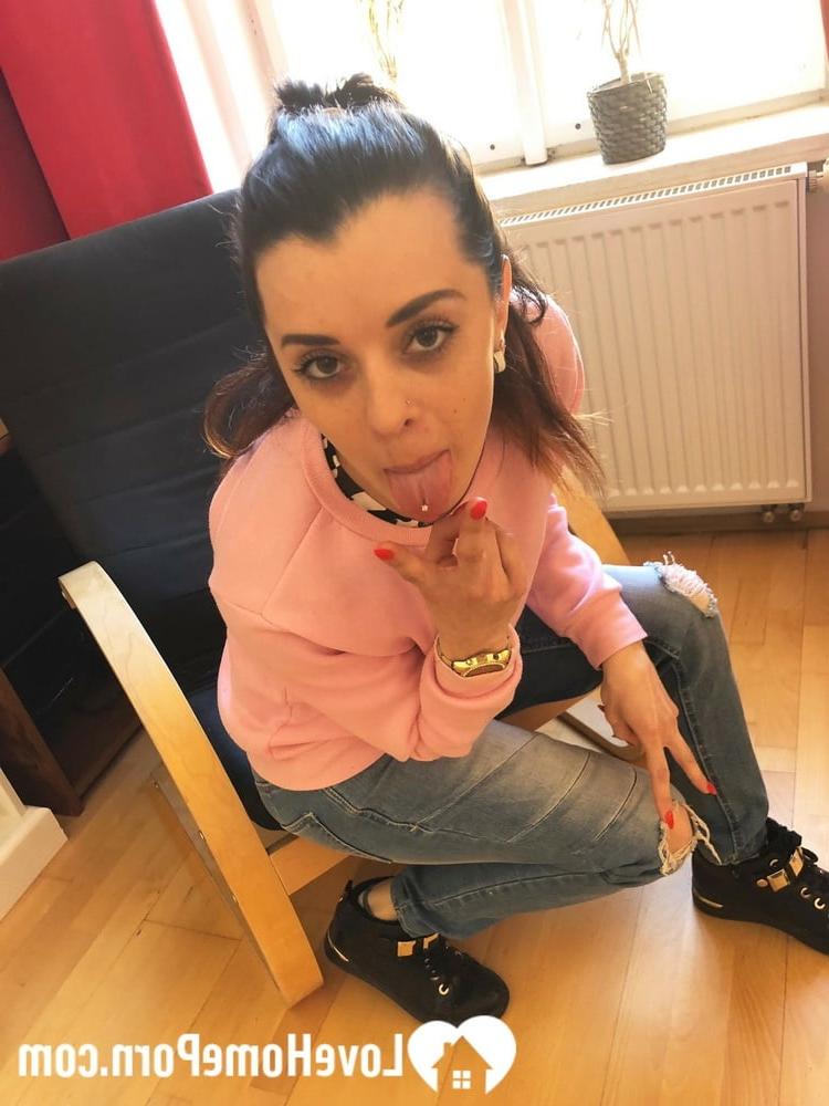 20P Morena con cola de caballo muestra su cuerpo desnudo tatuado y abre su coño