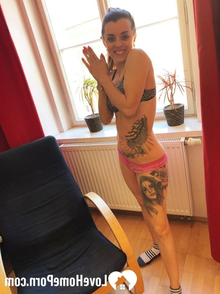 20P Morena con cola de caballo muestra su cuerpo desnudo tatuado y abre su coño