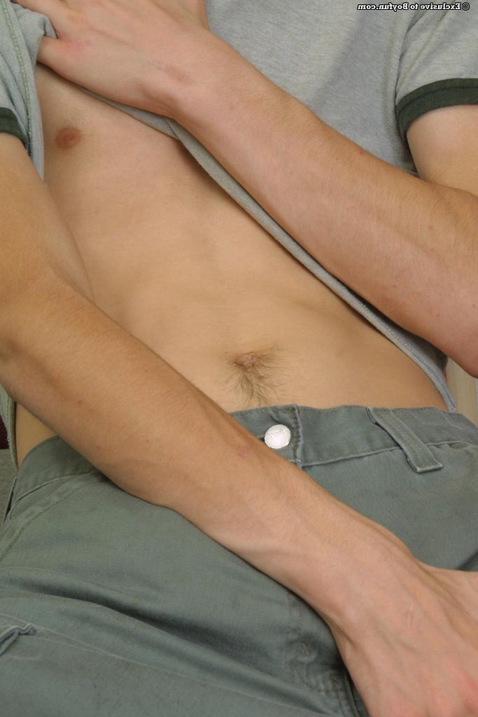 20P Der magere schwule Amateur Steve Anderson enthüllt seinen Ständer und masturbiert