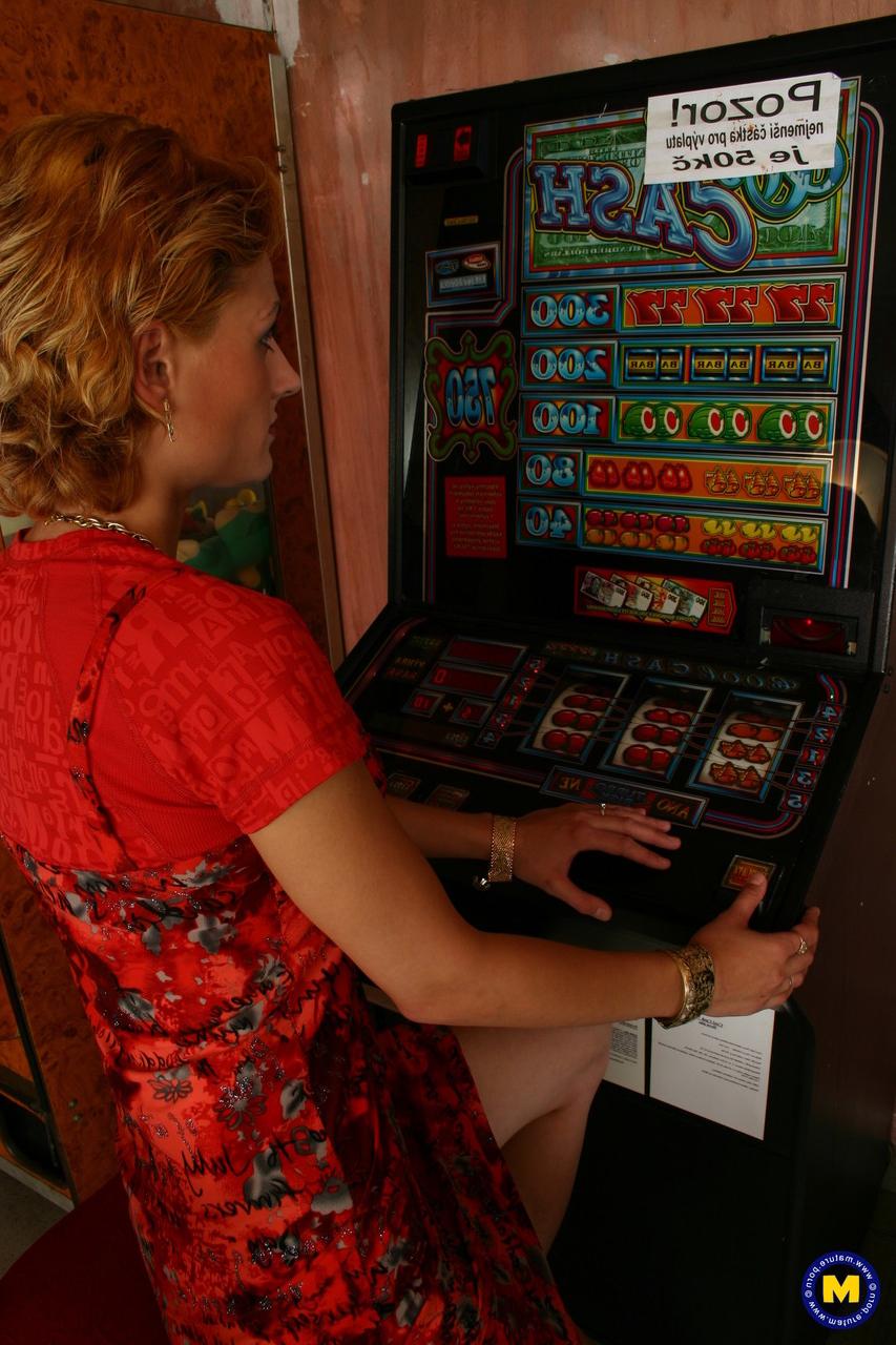 20P La hermosa amateur Kamila se folla a un anciano y le deja correrse sus grandes tetas