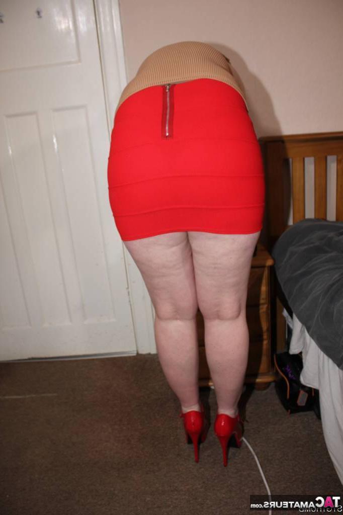 16P La britannique Tracey Lain est dézippée d'une minijupe rouge avant le sexe en POV.