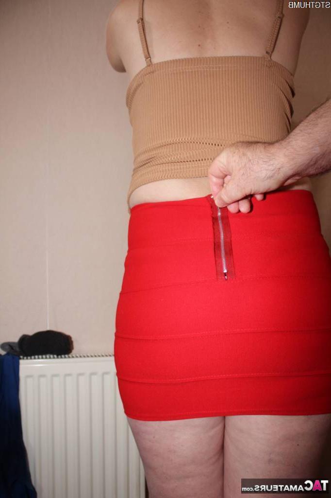 16P La britannique Tracey Lain est dézippée d'une minijupe rouge avant le sexe en POV.