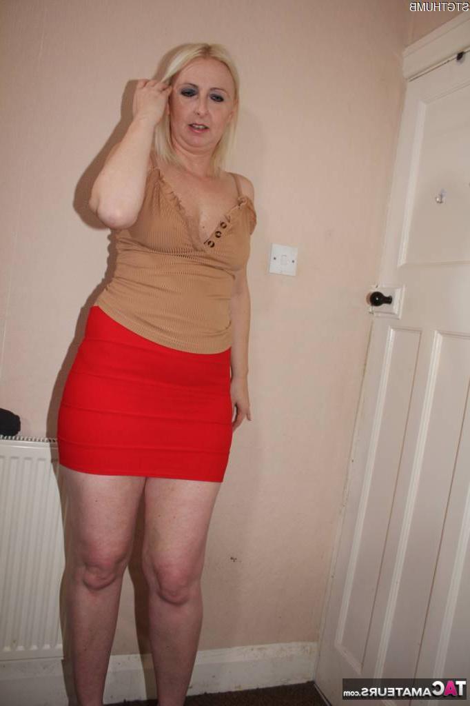 16P La britannique Tracey Lain est dézippée d'une minijupe rouge avant le sexe en POV.