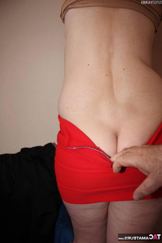 16P La britannique Tracey Lain est dézippée d'une minijupe rouge avant le sexe en POV.