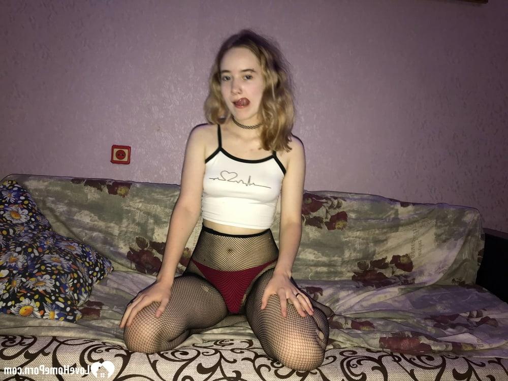 20P Bootylicious junge Amateurin posiert mit nacktem Hintern und in Höschen und Strumpfhosen