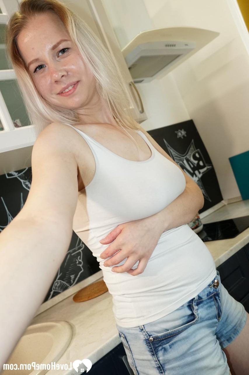10P Une amatrice blonde exhibe ses gros seins naturels et son cul chaud dans des selfies à la maison.