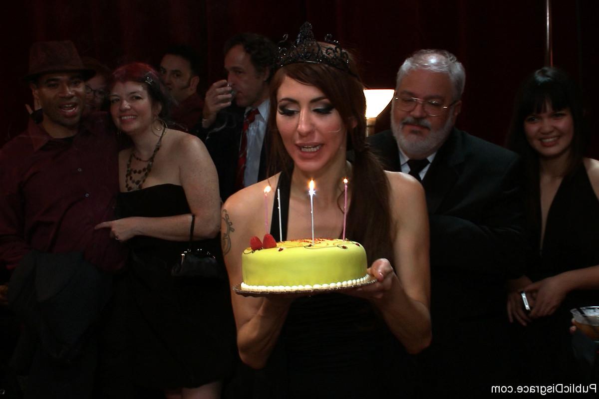 20P Deshonra pública James Deen, Remy LaCroix