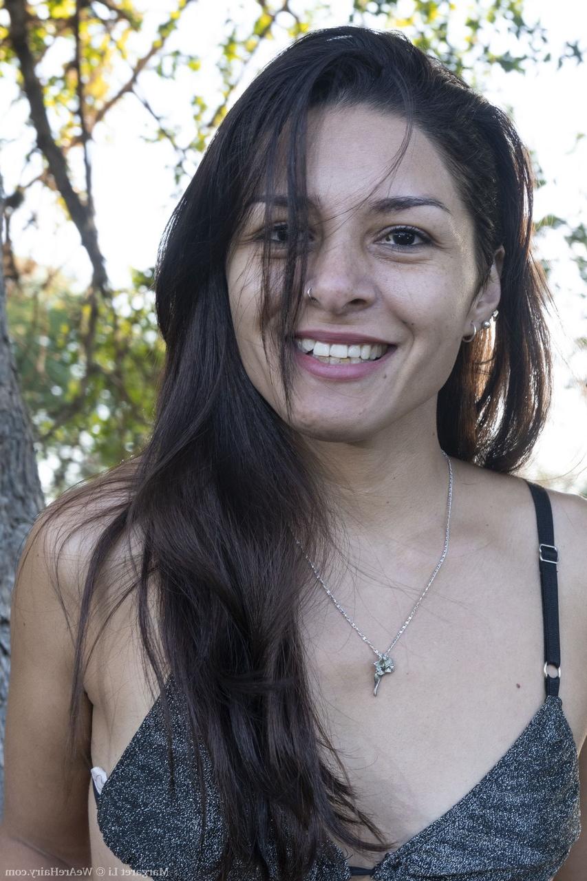 20P A morena safada Margaret Li mostra sua buceta peluda toda nua ao ar livre