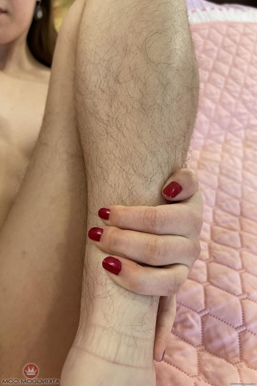 20P Die zierliche Amateur-Teenagerin Sia Wood spreizt ihre Arschbacken und ihre superhaarige Muschi