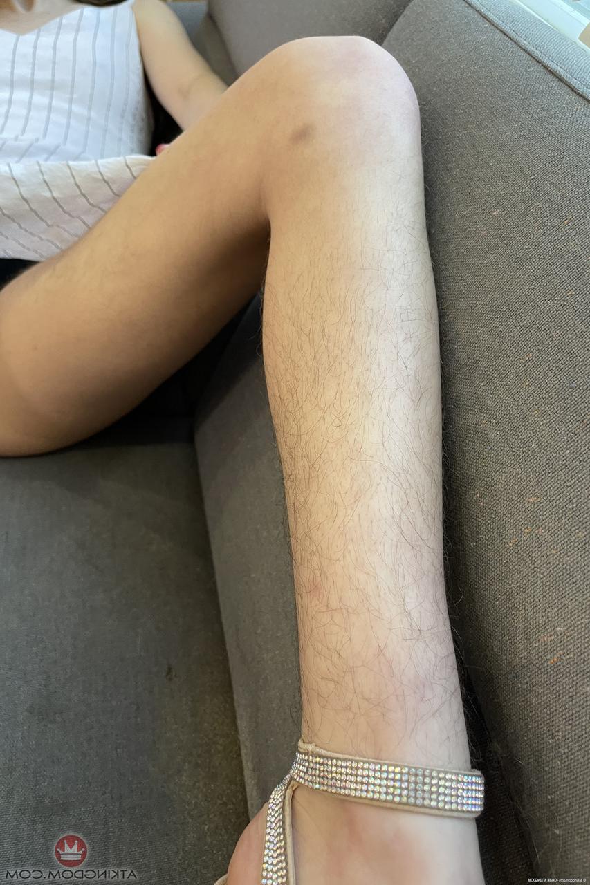 20P Die zierliche Amateur-Teenagerin Sia Wood spreizt ihre Arschbacken und ihre superhaarige Muschi