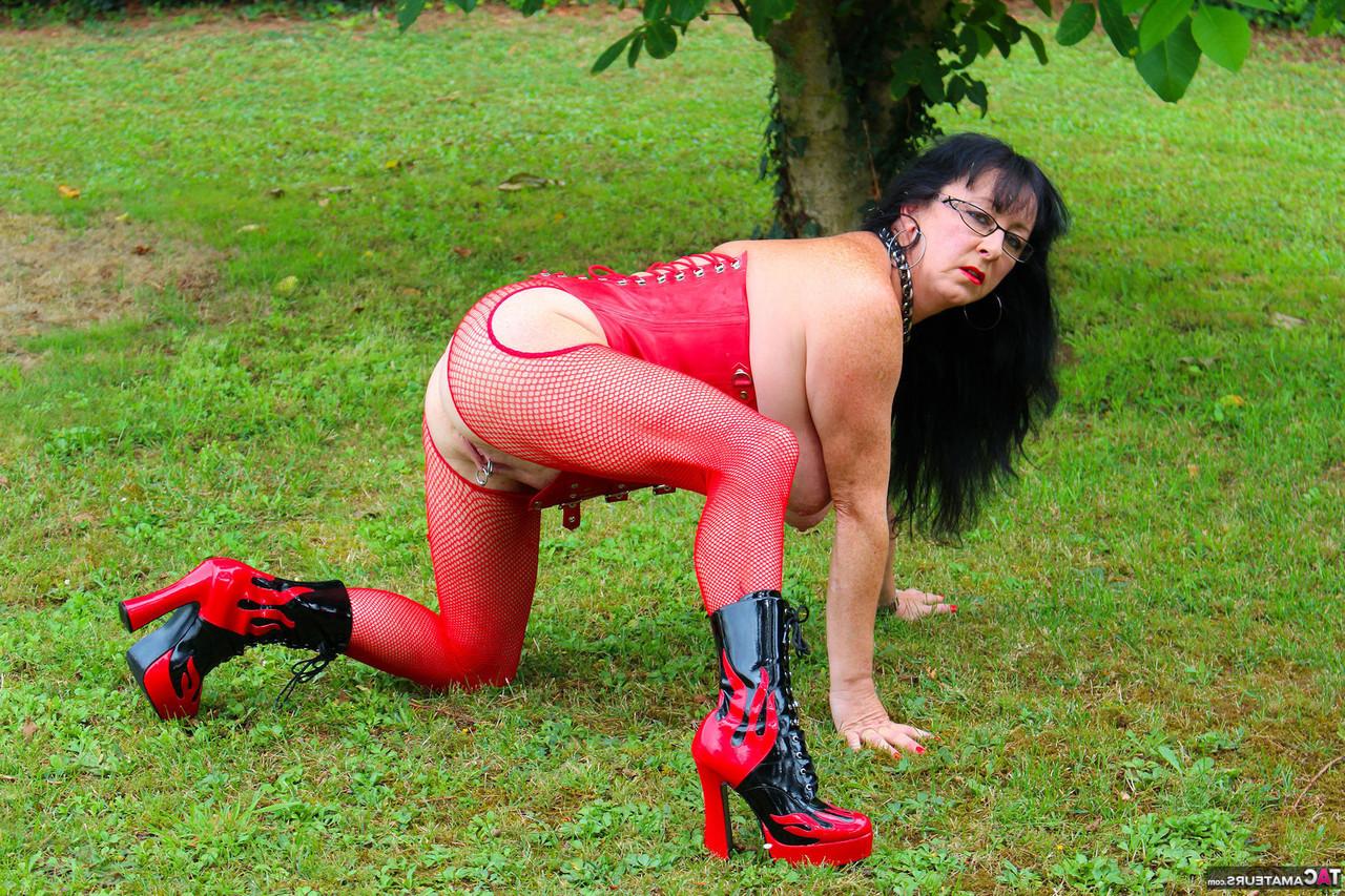 16P La brune mature Mary Bitch insère une batte de baseball dans son vagin.
