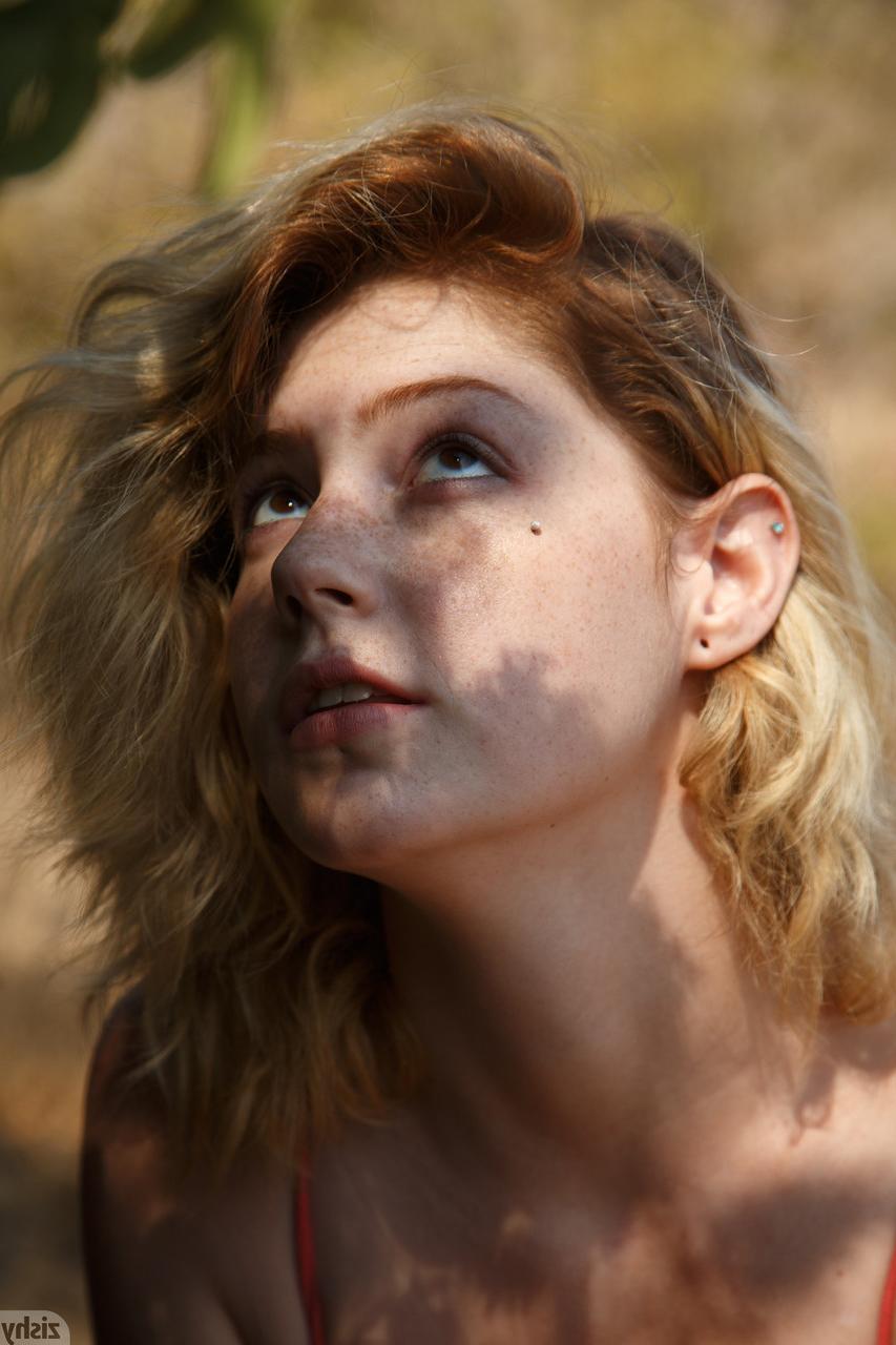 11P Das wilde Babe Madison Sage zieht sich in der Natur aus und zeigt ihre natürlichen Brüste und Füße