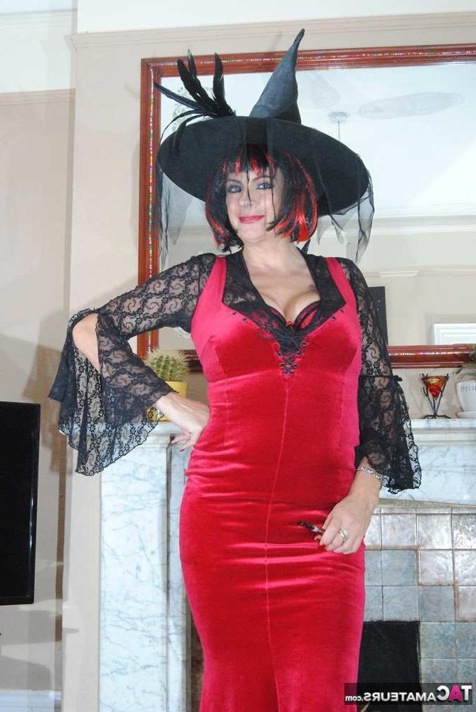 20P Mulher mais velha, Dimonty, ostenta cabelos tingidos enquanto modela roupas de bruxa
