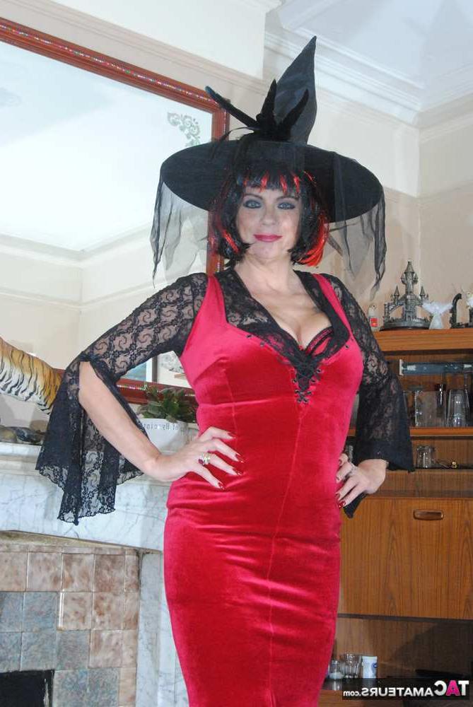20P Mulher mais velha, Dimonty, ostenta cabelos tingidos enquanto modela roupas de bruxa