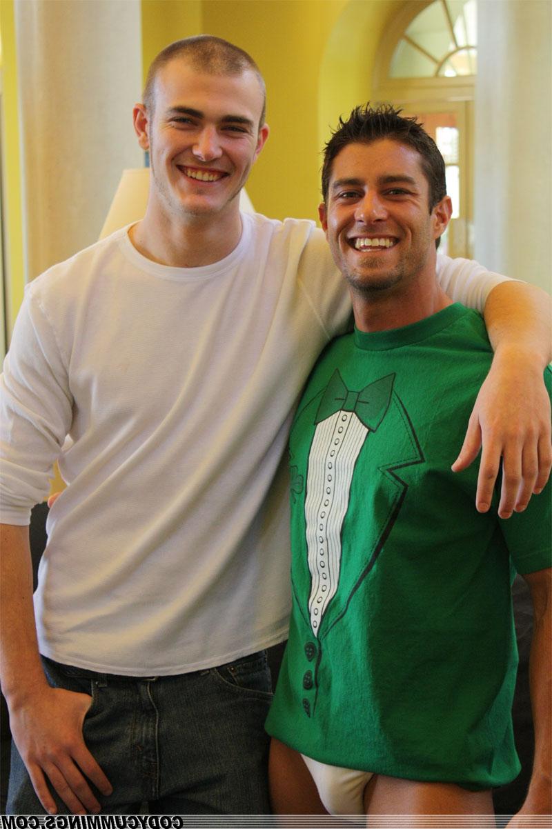 20P Os gays excêntricos Christian Wilde e Cody Cummings tiram a roupa e se chupam no sofá