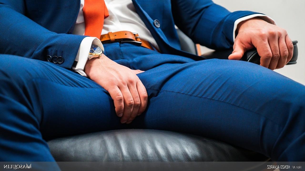 20P Der sexy, schwule Adonis Kenzo Alvarez zieht seine Hose aus und holt seinen fetten Schwanz heraus