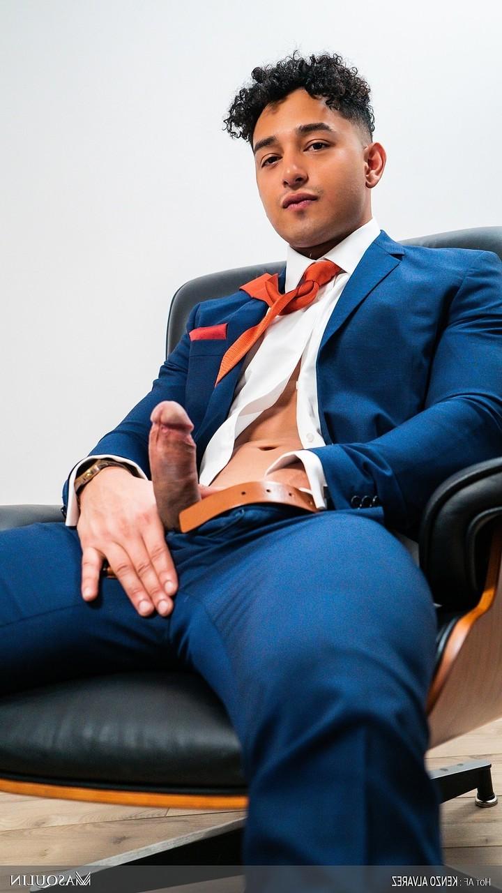 20P Der sexy, schwule Adonis Kenzo Alvarez zieht seine Hose aus und holt seinen fetten Schwanz heraus