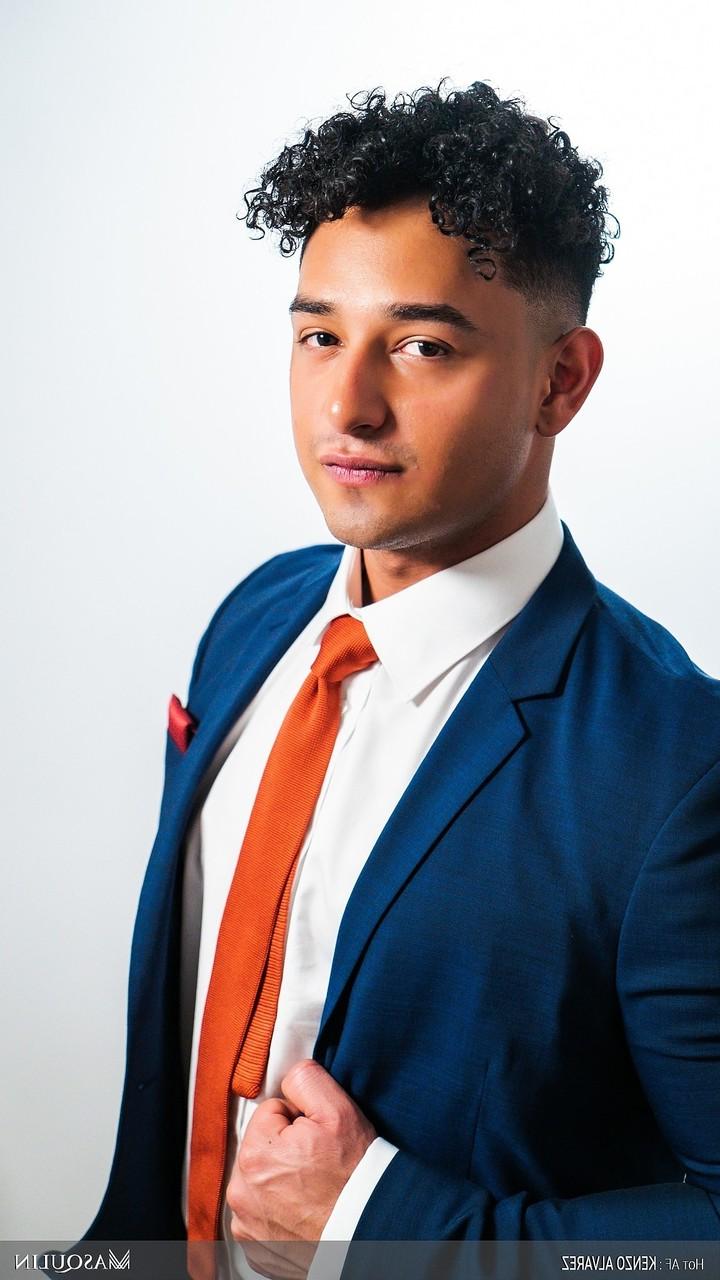 20P Der sexy, schwule Adonis Kenzo Alvarez zieht seine Hose aus und holt seinen fetten Schwanz heraus