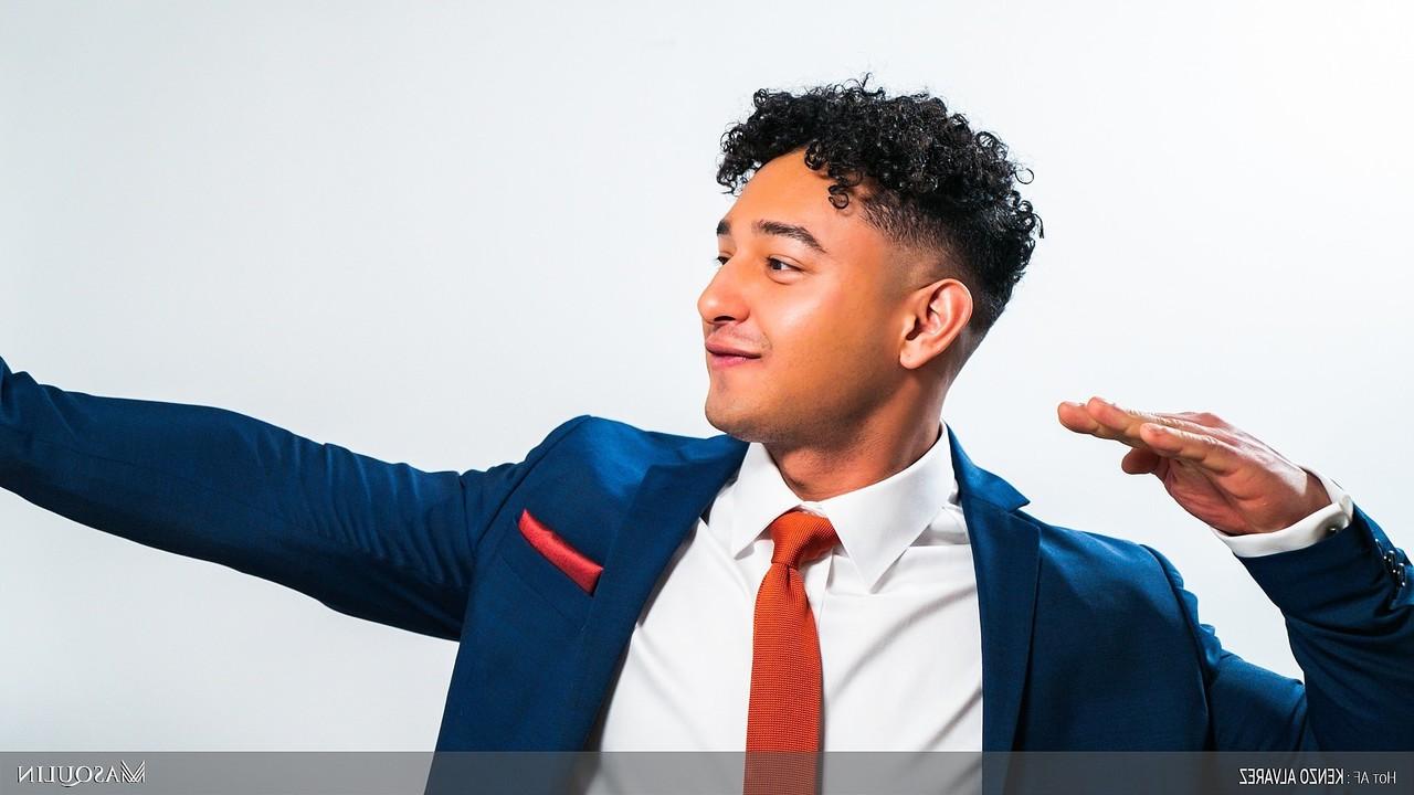 20P Der sexy, schwule Adonis Kenzo Alvarez zieht seine Hose aus und holt seinen fetten Schwanz heraus