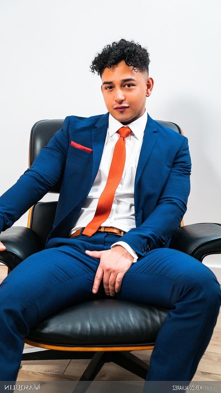 20P Der sexy, schwule Adonis Kenzo Alvarez zieht seine Hose aus und holt seinen fetten Schwanz heraus