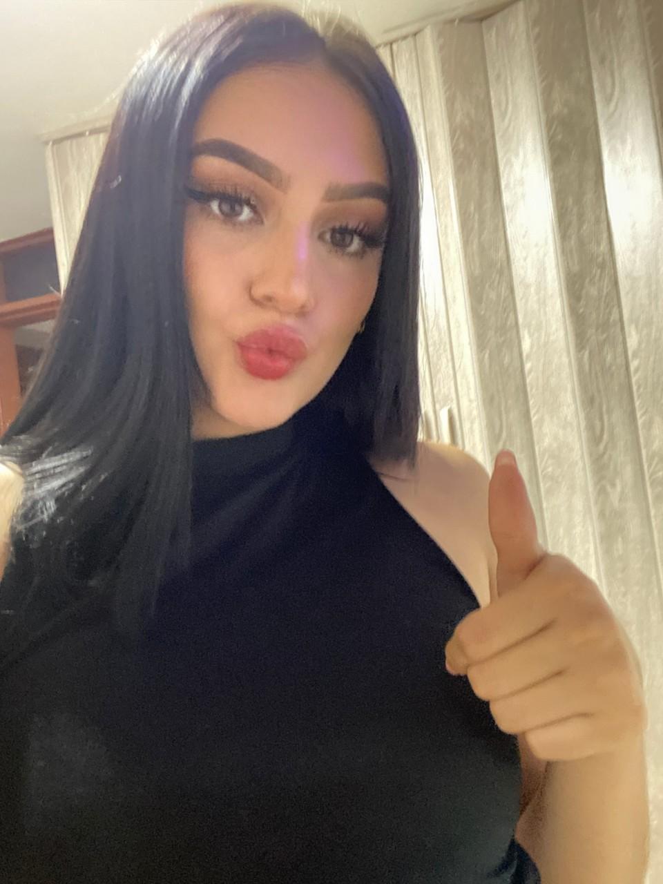 11P A linda garota da câmera OnlyFans Karina Fernandez mostra seu grande saque