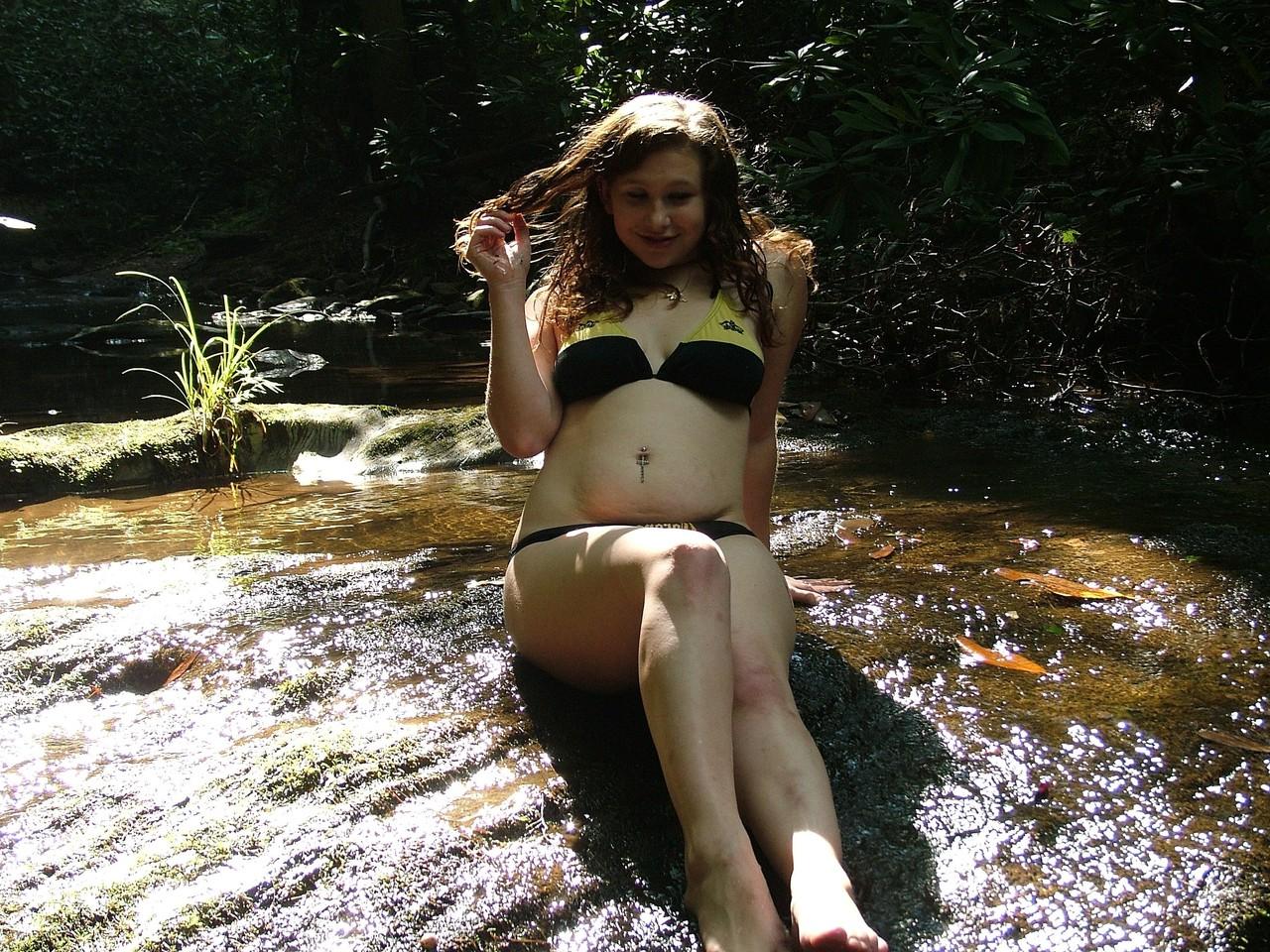 16P Gata amadora sexy Amber posando em seu biquíni gostoso em uma bela natureza