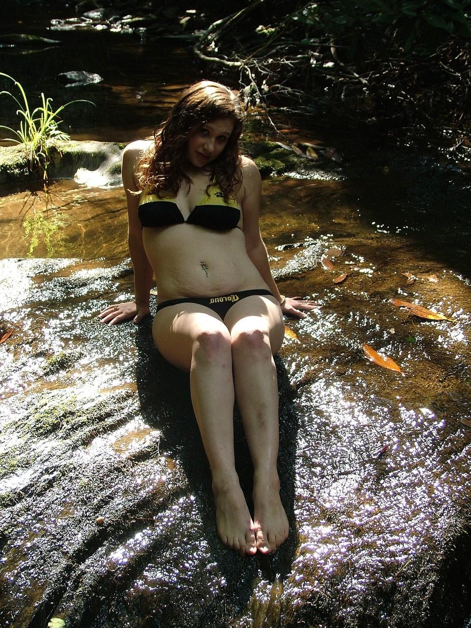 16P Gata amadora sexy Amber posando em seu biquíni gostoso em uma bela natureza