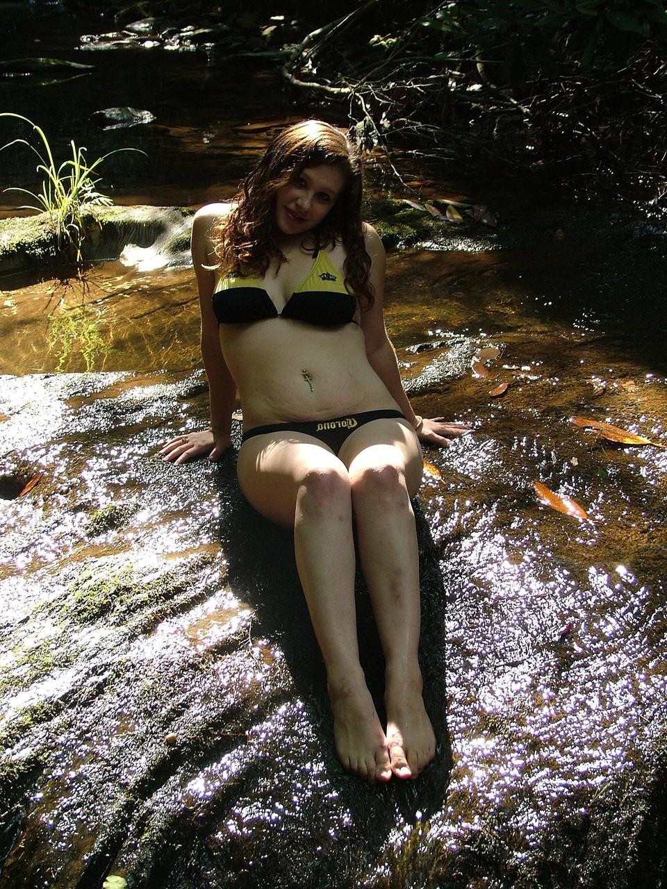 16P Gata amadora sexy Amber posando em seu biquíni gostoso em uma bela natureza