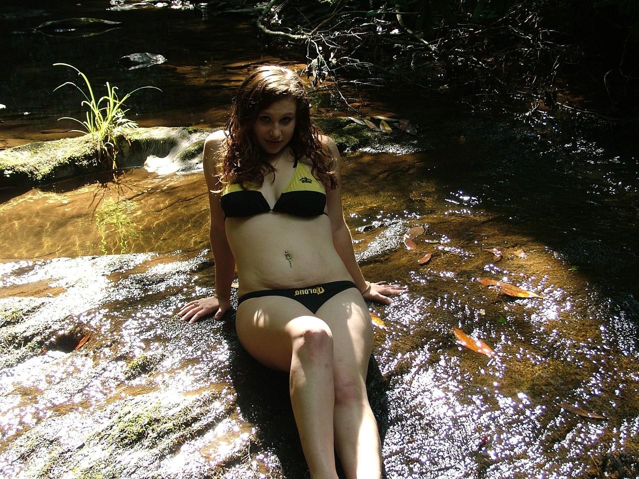 16P Gata amadora sexy Amber posando em seu biquíni gostoso em uma bela natureza