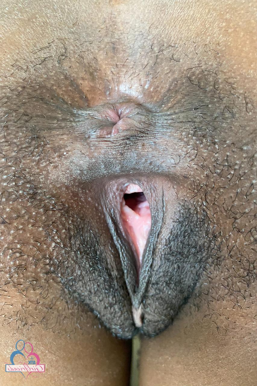 20P La enfermera de ébano Hazel Grace desata sus grandes tetas caídas y muestra sus agujeros