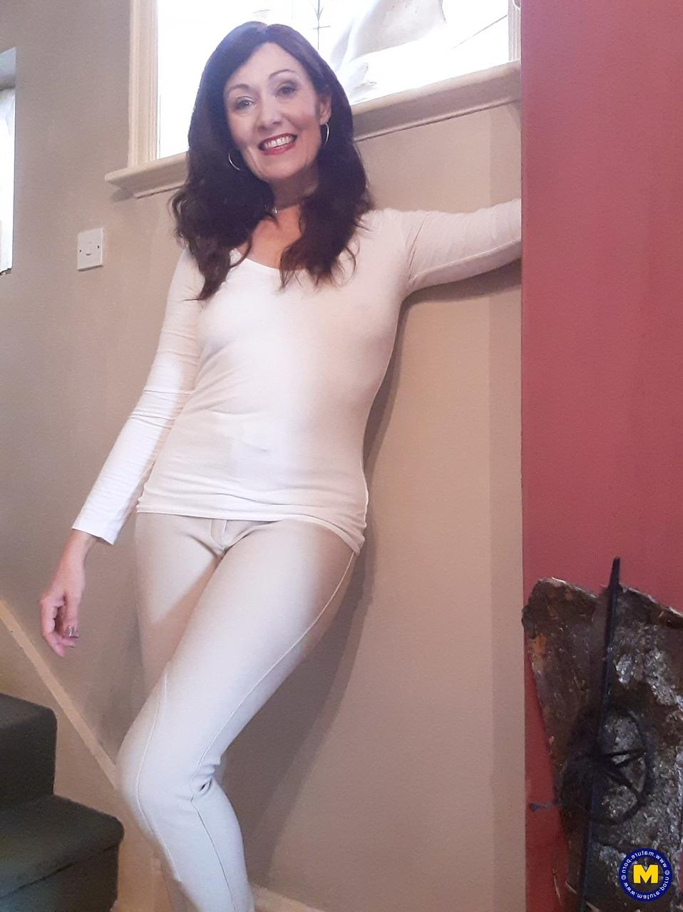 16P Sexy MILF Kitty Cream models for a non-nude shoot while at home and alone