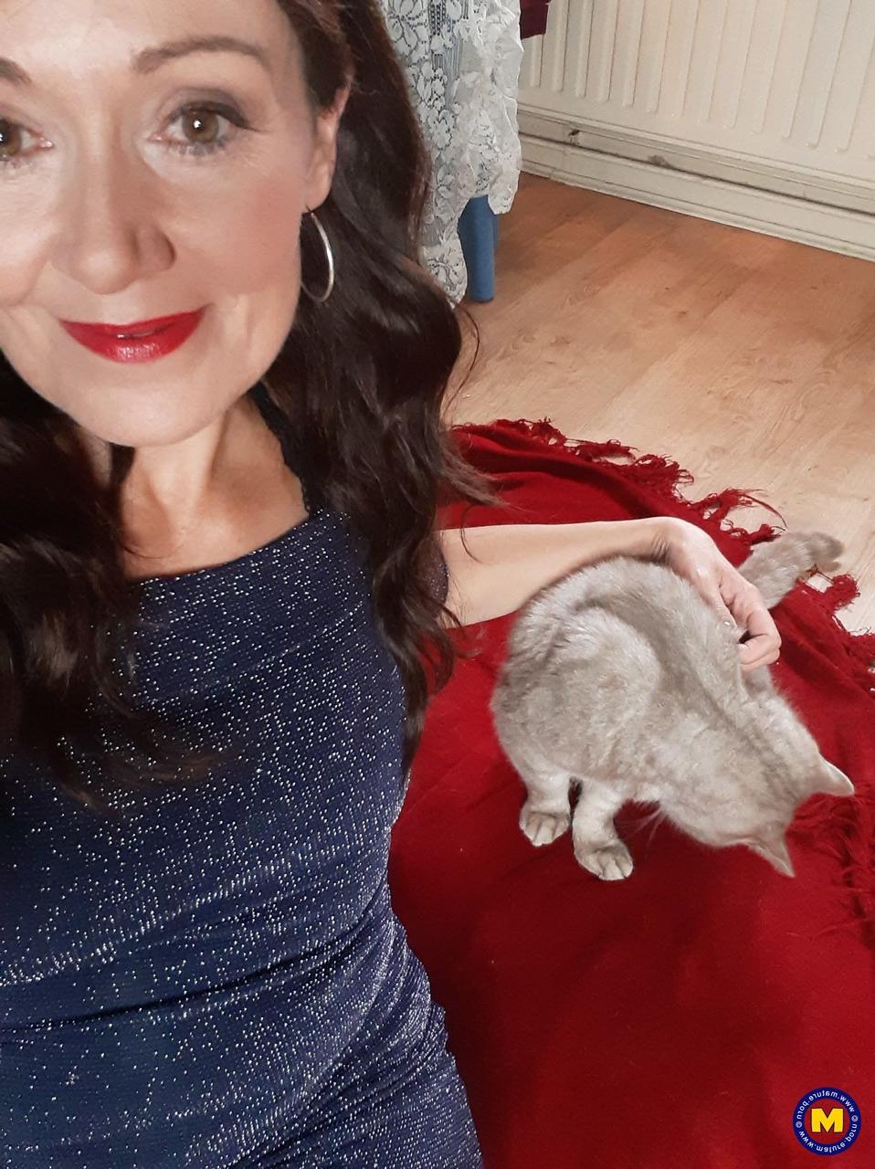 16P Sexy MILF Kitty Cream models for a non-nude shoot while at home and alone