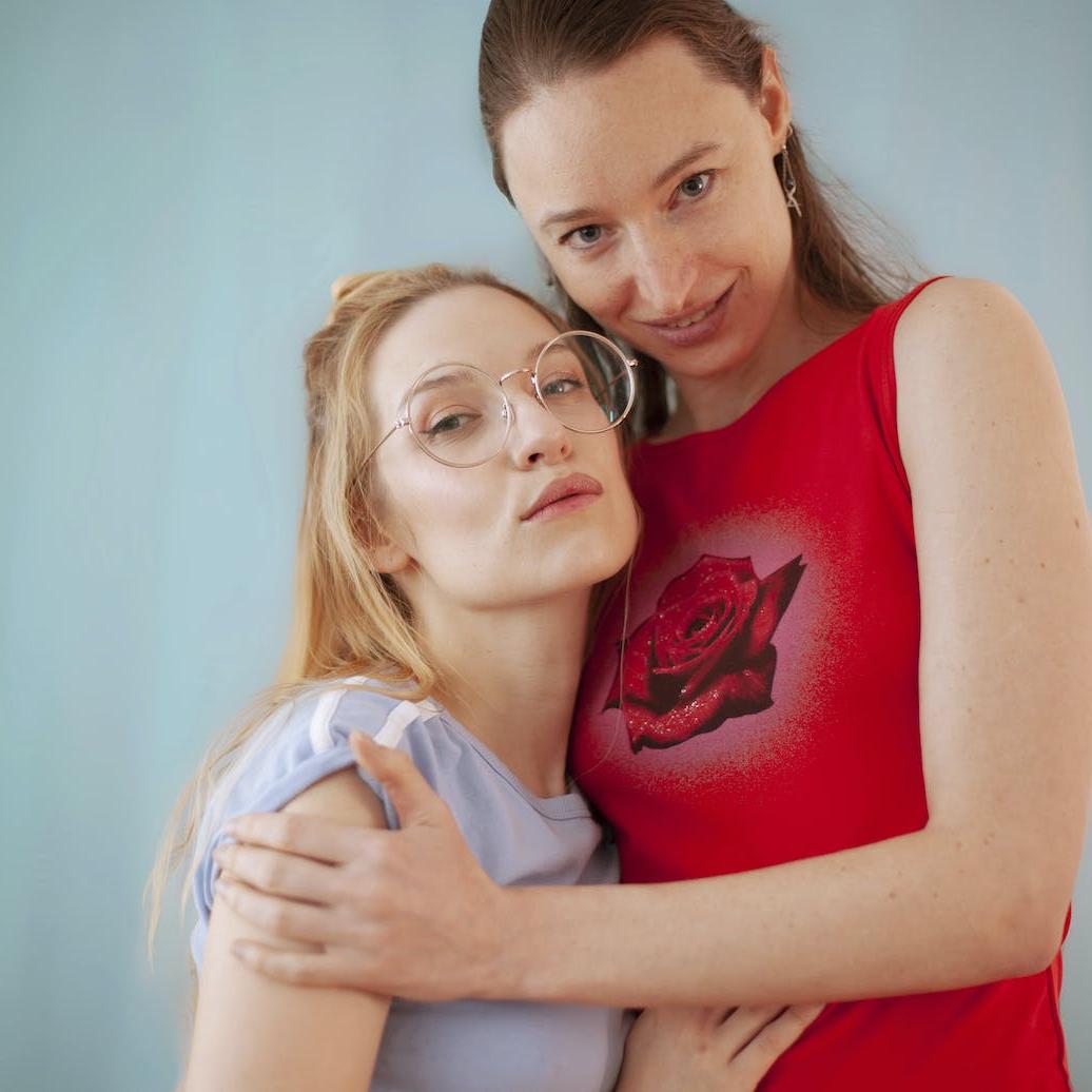 10P Une brune aime le sexe hardcore à la plage dans une compilation de couples pervers