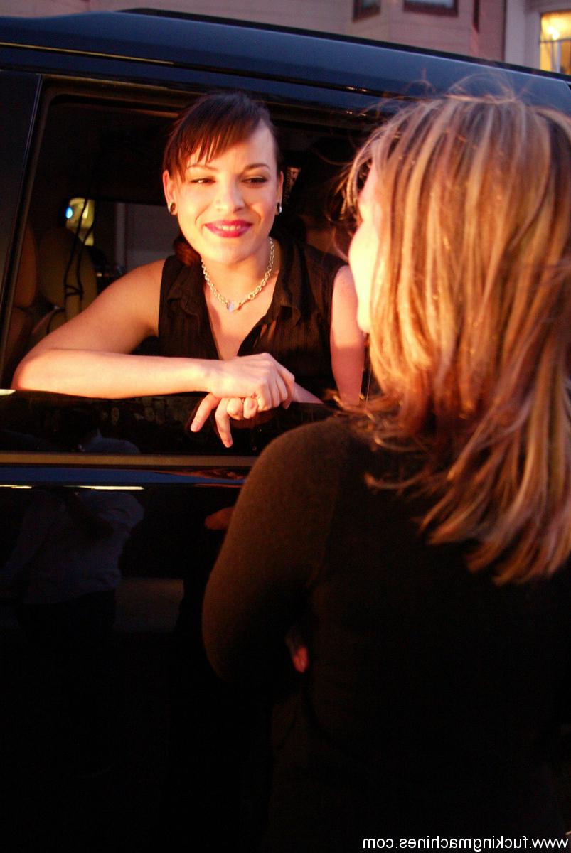 20P La riche MILF Dana DeArmond ramasse Lindsey Grant dans la rue et lui joue la chatte