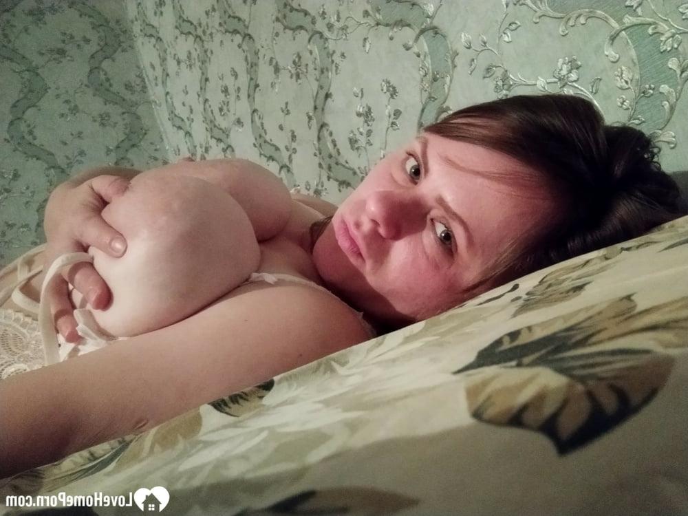 20P Amateur traviesa hace alarde de sus increíbles tetas grandes y su bonito culo en lencería