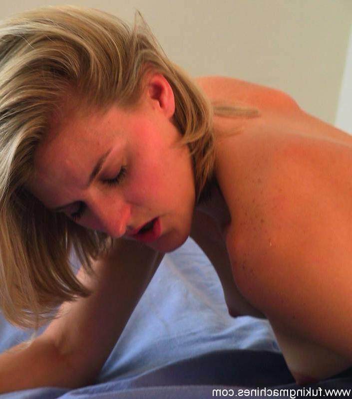 12P A gata amadora excitada Alexis se inclina sobre a cama e é fodida por uma máquina de vibrador