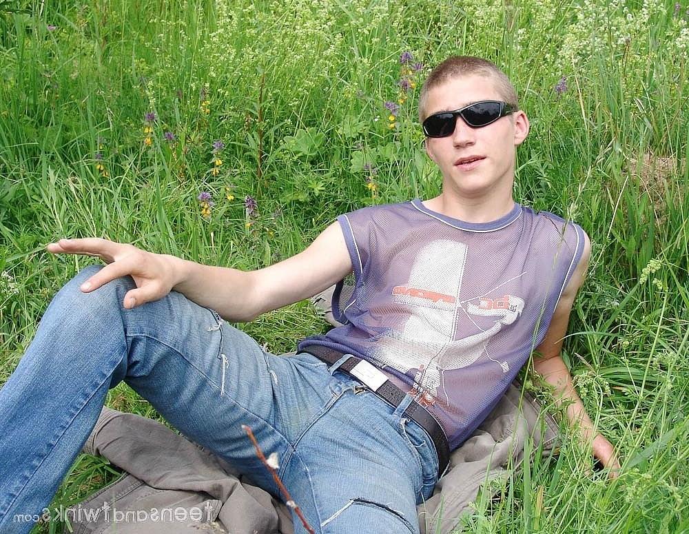 20P Gay amador Hubert se despindo e se masturbando no prado