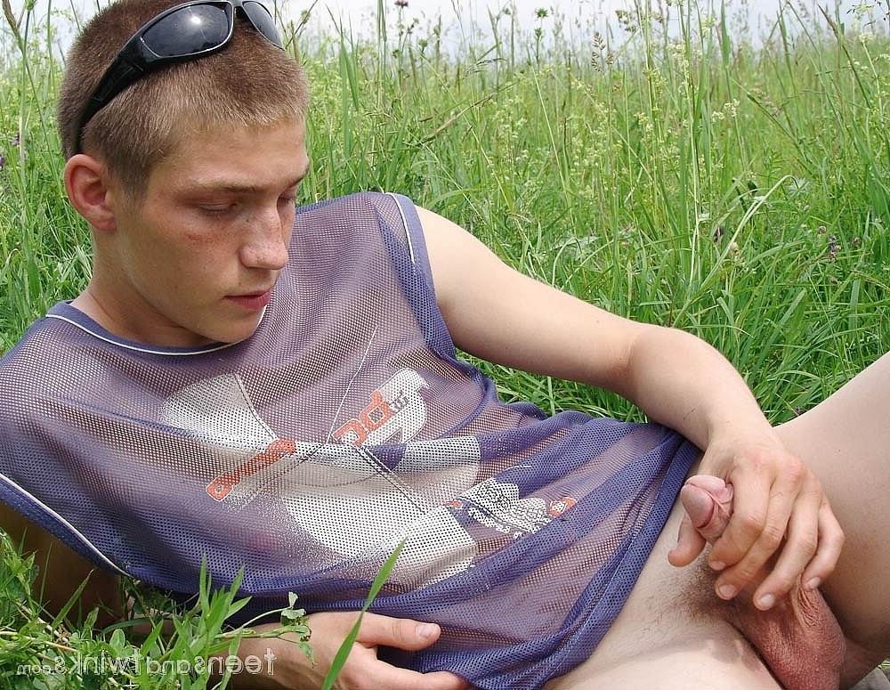 20P Gay amador Hubert se despindo e se masturbando no prado