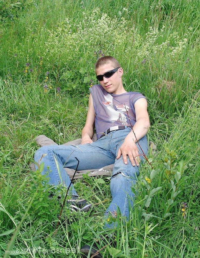 20P Gay amador Hubert se despindo e se masturbando no prado