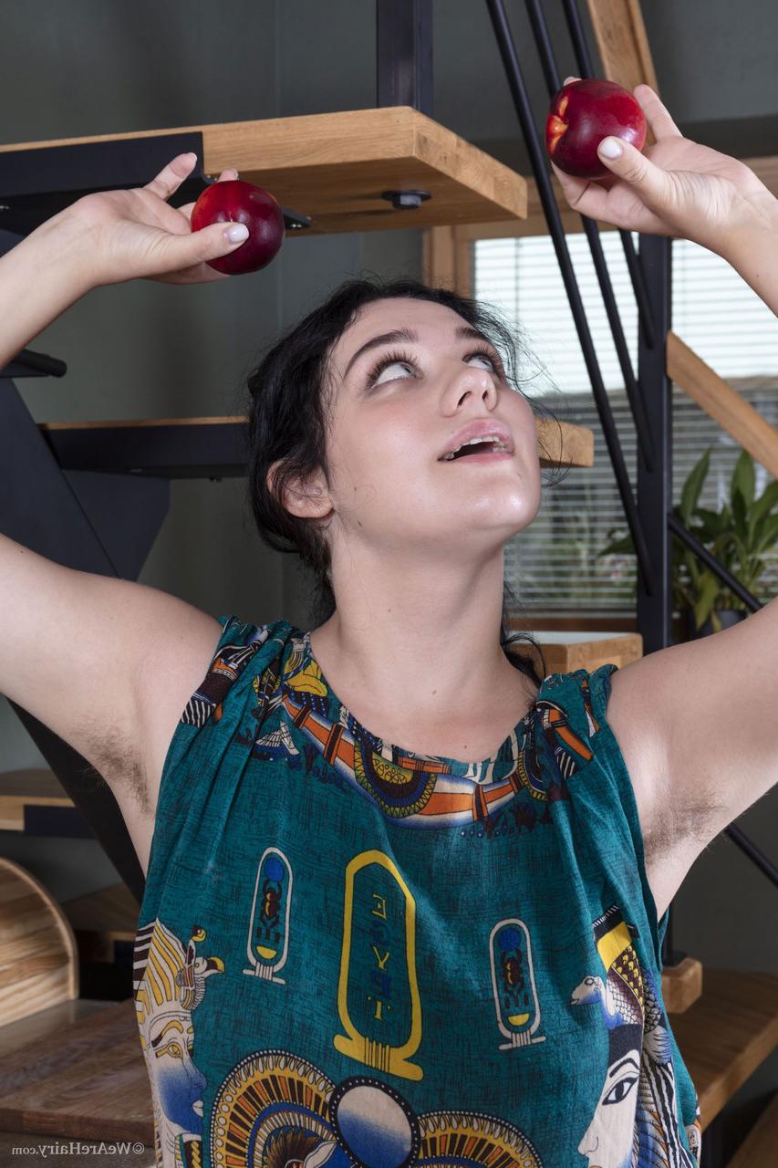 20P A morena amadora Alicija Castro fica nua e exibe seu corpo peludo