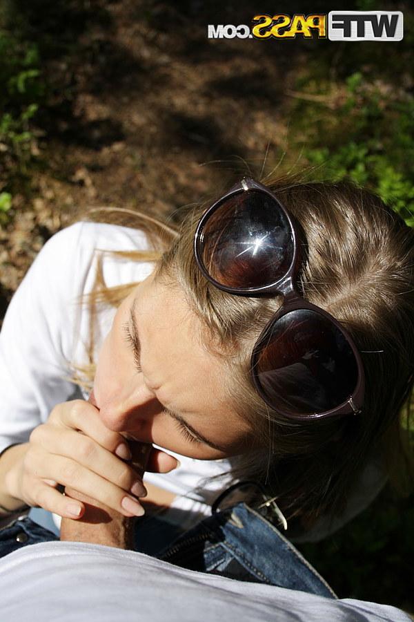 16P La jeune sexy Megan fait une pipe en POV tout en montrant ses seins dans une campagne.