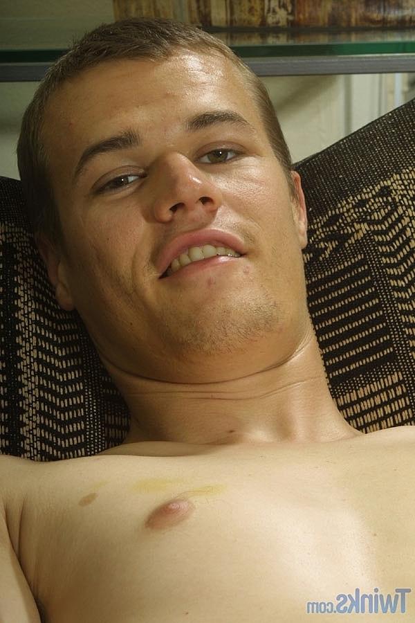 20P Collin E, amateur maigre, exhibe sa bite poilue et se masturbe
